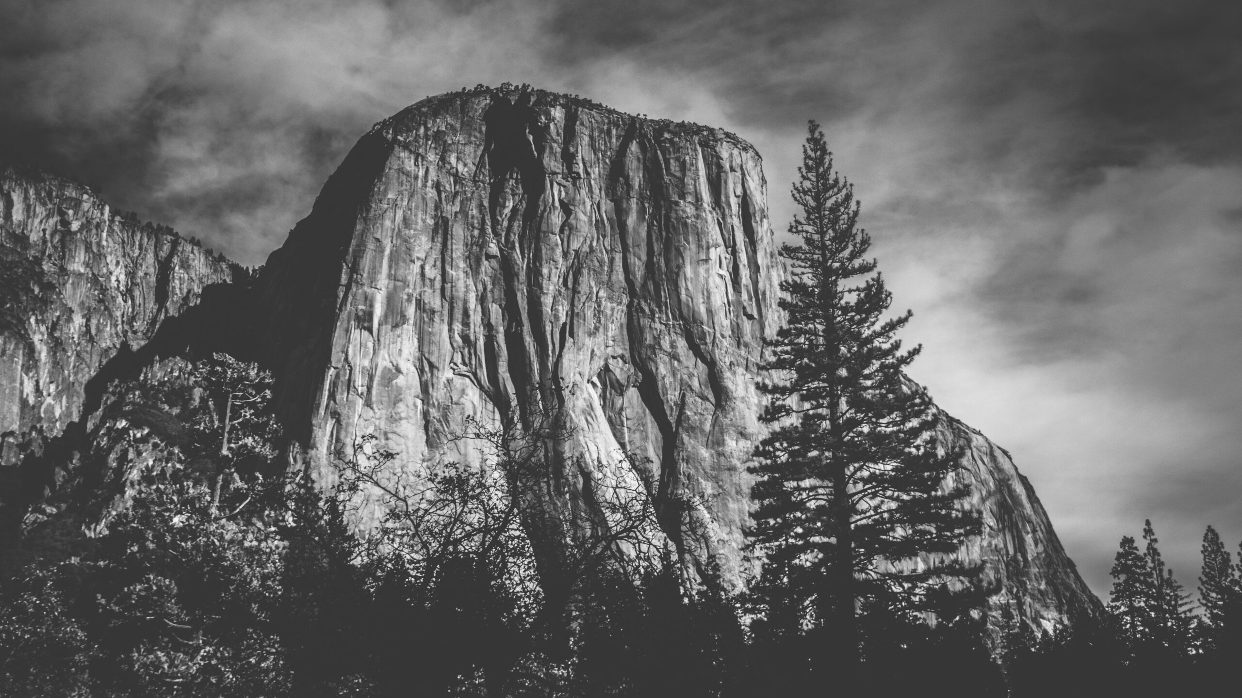 A black and white picture of El Capitan